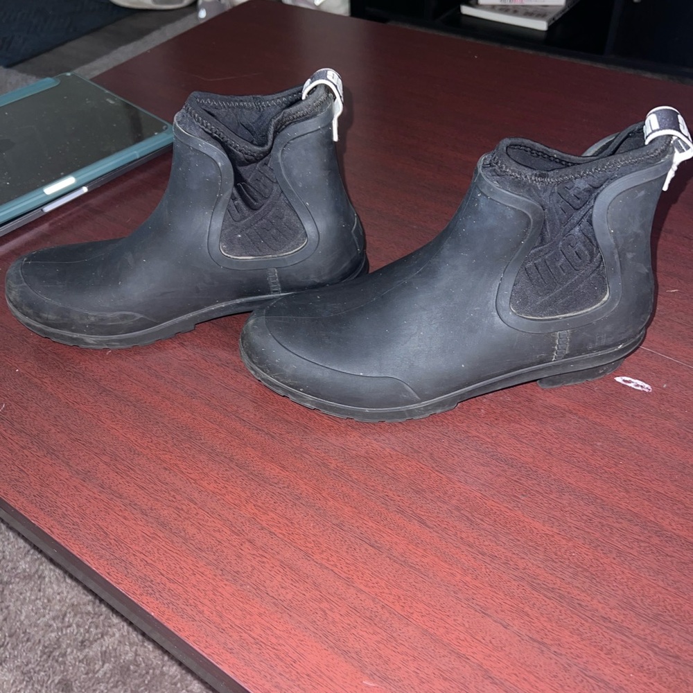 UGG Chevron Boots Black - Picture 4 of 6